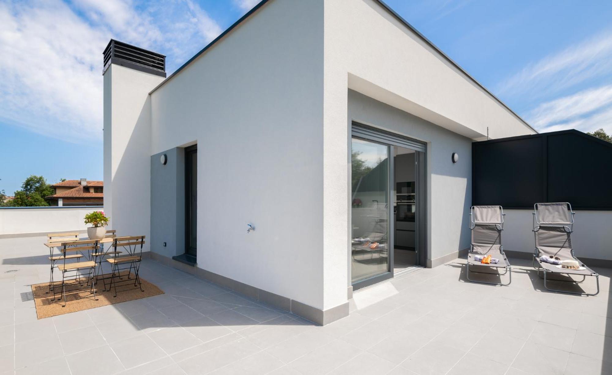 Atico En Con Gran Terraza, Piscina Y Pista De Paddel Apartment Llanes